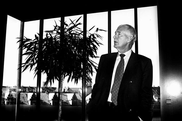 Nationalbankens direktør, Nils Bernstein, advarer regeringen. Tag presset af økonomien, og bland jer uden om overenskomstforhandlingerne, lyder rådet. 