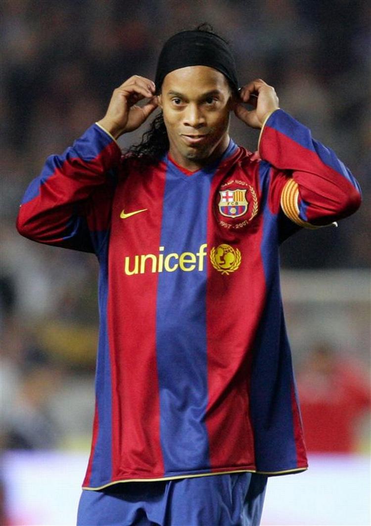 Ronaldinho har haft et par kampe i Barcelona, hvor han er startet på bænken. Det har sat ekstra gang i rygter om et klubskifte til Chelsea. 