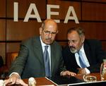 Arkivfoto af chefen for IAEA, Mohamed ElBaradei og IAEA's slovenske formand, Ernest Petric. 
