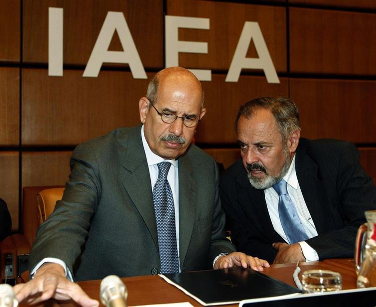Arkivfoto af chefen for IAEA, Mohamed ElBaradei og IAEA's slovenske formand, Ernest Petric. 