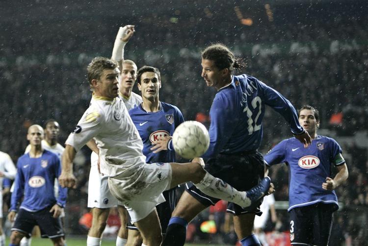FCK's Marcus Allbäck i nærkamp med Atléticos Fabiano Eler. 