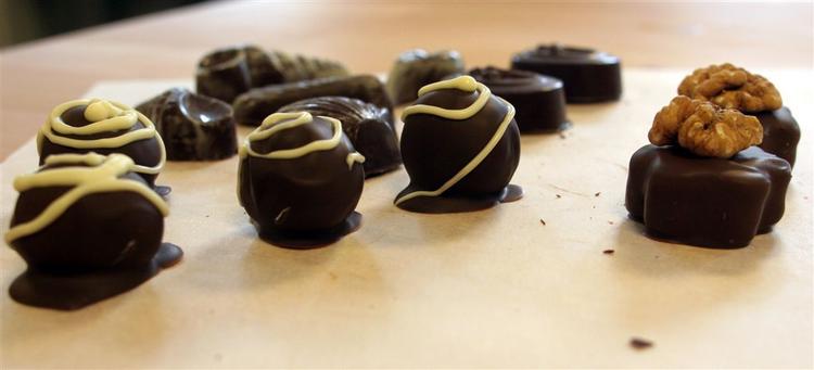 Marcipan og nougat overtrukket og pyntet kan laves smukt med enkle midler. 