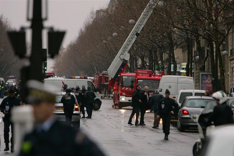 Politi og redningsarbejdere på Boulevard Melesherbes i Paris, hvor en brevbombe er sprunget. 