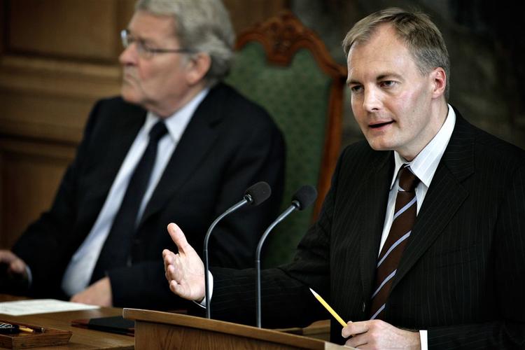 »Jørgen Poulsen og Ny Alliance taler altid salvelsesfuldt om at frelse hele verden, og i praksis bruger de hårde midler for at opkræve et større millionbeløb til sig selv fra Dansk Røde Kors«, siger Peter Skaarup. 