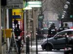 Gaden er blevet afspærret uden for bygningen i Paris, hvor en brevbombe til eftermiddag dræbte en og sårede adskillige andre. 