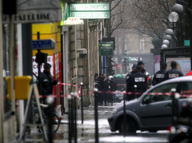 Gaden er blevet afspærret uden for bygningen i Paris, hvor en brevbombe til eftermiddag dræbte en og sårede adskillige andre. 
