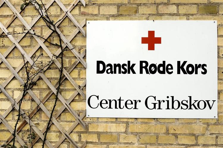 Røde Kors går glip af overskuddet fra salg af portrætbog på grund af sagen om Jørgen Poulsens fratræden. 