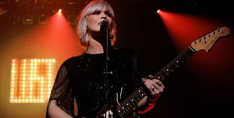 Sharin Foo i forgrunden for The Raveonettes på Vega. 