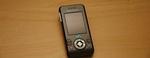 Den ene af de tre mobiltelefoner, der klarer de skrappe svenske krav til lav stråling: Sony Ericsson W580. 