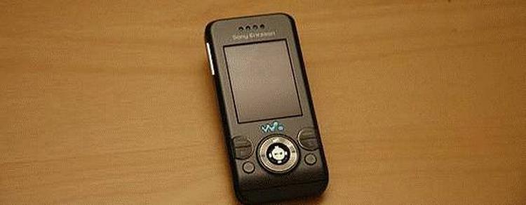 Den ene af de tre mobiltelefoner, der klarer de skrappe svenske krav til lav stråling: Sony Ericsson W580. 