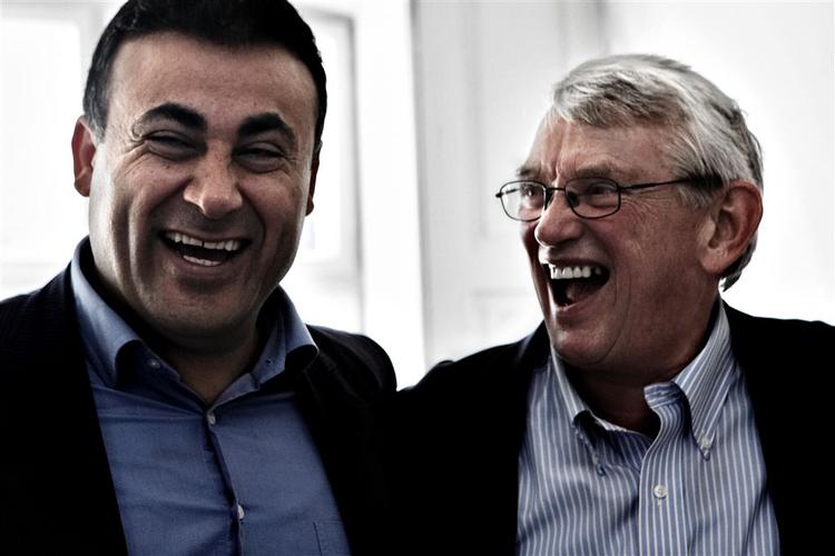 Humøret var højt, da Naser Khader i oktober kunne fortælle, at Jørgen Poulsen stillede op til folketingsvalget for Ny Alliance. Nu undsiger Khader Jørgen Poulsens gyldne håndtryk fra Røde Kors. 