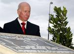Bobby Charlton ved en mindesten for de omkomne ved flystyrtet i München, som han slap levende fra. 