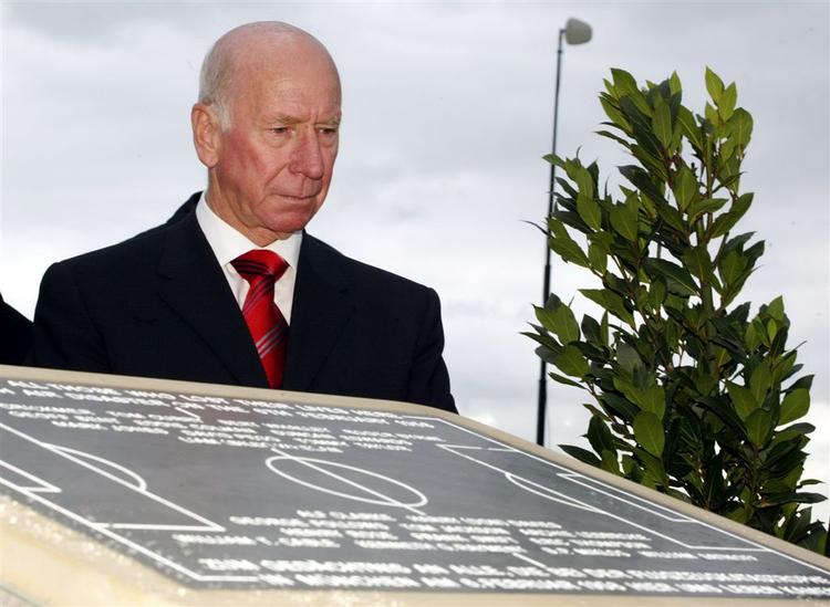 Bobby Charlton ved en mindesten for de omkomne ved flystyrtet i München, som han slap levende fra. 