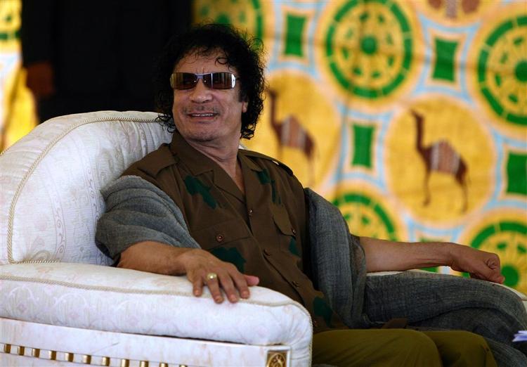 Libyens præsident Muammar Gadaffi sidder ved en tidligere lejlighed i sit beduintelt ved den libyske hovedstad Tripoli. Teltet tager han med til Paris. 