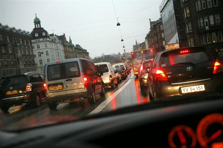 Morgentrafikken på H.C. Andersens Boulevard gik i stå efter den tragiske ulykke, hvor en syvårig dreng blev kørt ihjel af en lastbil. 