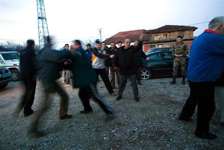 Kosovaserbere kom i slagsmål med NATO's fredsbevarende styrker flere steder i provinsen i går. Her ved landsbyen Gorazdevac. 