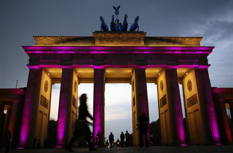 I aften vil Brandenburger Tor være svær at se på afstand. Som mange andre steder i Tyskland slukker man lyset kl. 20.00. 