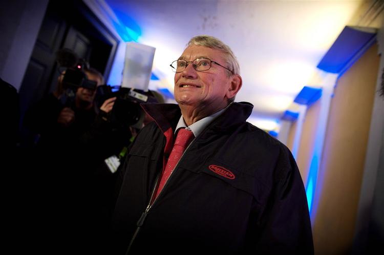 Den tidligere generalsekretær for Dansk Røde Kors, Jørgen Poulsen, får nu lidt støtte i sagen om det gyldne håndtryk fra organisationen. 