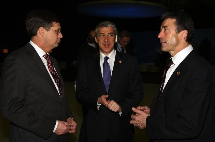 Anders Fogh Rasmussen taler under topmødet med Portugals regeringschef Jose Socrates (midt)  og Hollands Jan Peter Balkenende. 