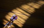 En af de danske ryttere tager en runde på Beijings Laoshan Velodrome. 