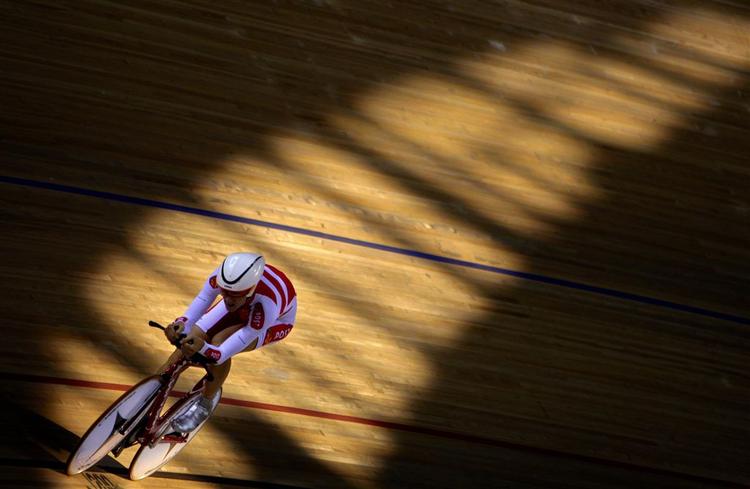 En af de danske ryttere tager en runde på Beijings Laoshan Velodrome. 