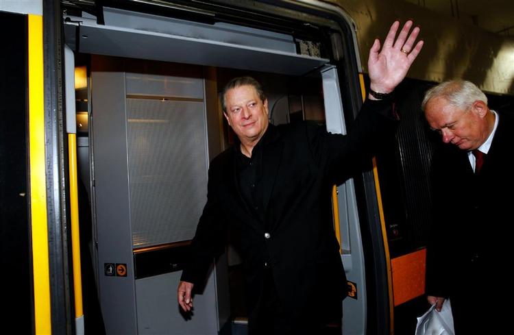 Al Gore tog fredag det miljørigtige tog, da han ankom til Oslo. Hans kuffert blev fragtet knap så miljørigtigt. 