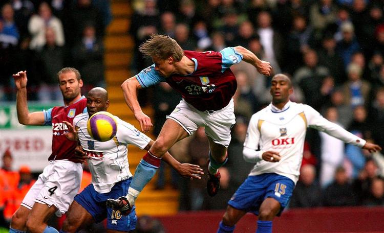 Martin Laursen havde to gode scoringsforsøg i Aston Villas kamp mod Portsmouth men brændte begge. 