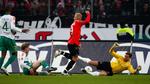 Mike Hanke scorer der andet af sine tre mål, da Hannover 96 for første gang i 35 år besejrede Werder Bremen i en hjemmekamp. 