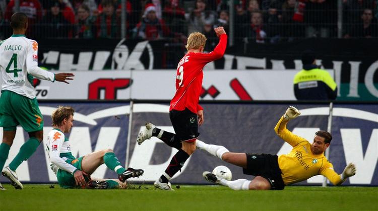 Mike Hanke scorer der andet af sine tre mål, da Hannover 96 for første gang i 35 år besejrede Werder Bremen i en hjemmekamp. 