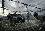 Amerikanske fredsstyrker på plads ved en afspærring ved den serbisk dominerede nordlige del af Kosova. Der er frygt for, at en eventuel proklamation af et selvstændigt Kosova vil ende i etniske kampe. 
