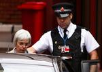 Anne Darwin, kanomandens kone, bliver arresteret, da hun ankommer med fly til Storbritannien. 