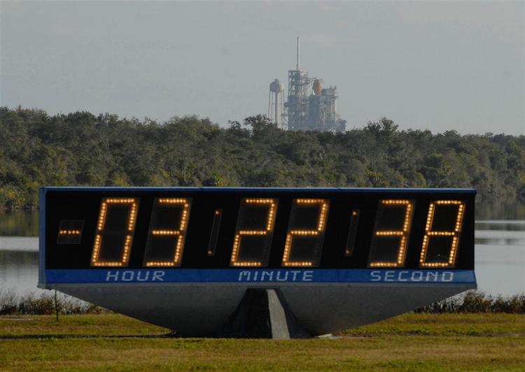 Nedtællingen ved Kennedy Space Center er blevet stoppet. Rumfærgen Atlantis vil tidligst blive sendt op til januar. 