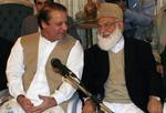 Pakistans tidligere premierminister Nawaz Sharif (tv.) mødtes i dag med oppositionsleder Qazi Hussein Ahmed, hvor de diskuterede valget til januar. 