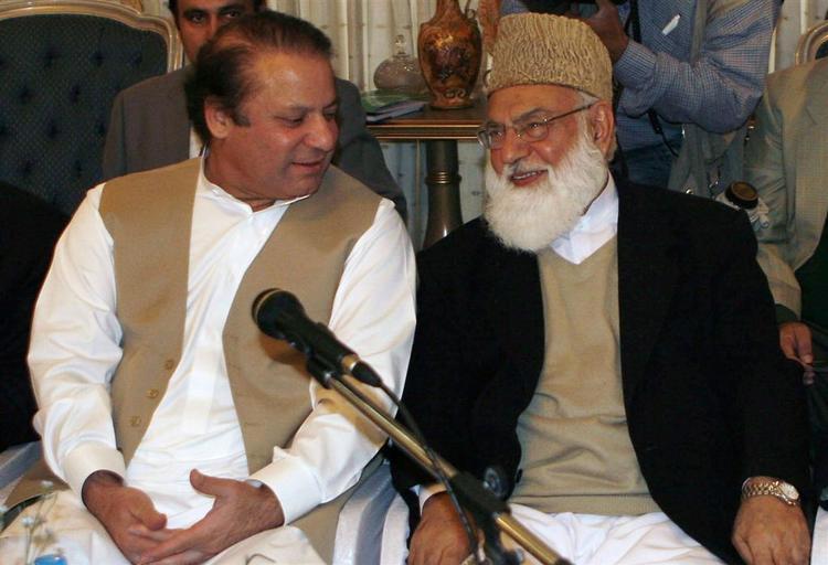 Pakistans tidligere premierminister Nawaz Sharif (tv.) mødtes i dag med oppositionsleder Qazi Hussein Ahmed, hvor de diskuterede valget til januar. 