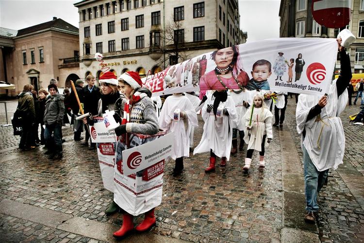 Frivillige i Mellemfolkeligt Samvirke har tager forskud på søndagens indsamling. Organisationen er bekymret over, om Jørgen Poulsen-sagen rammer dem, når de samler ind søndag. 