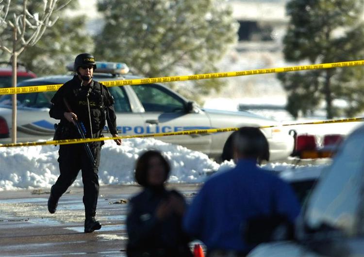 Politi foran Nyt Liv-kirken i Colorado Springs. 