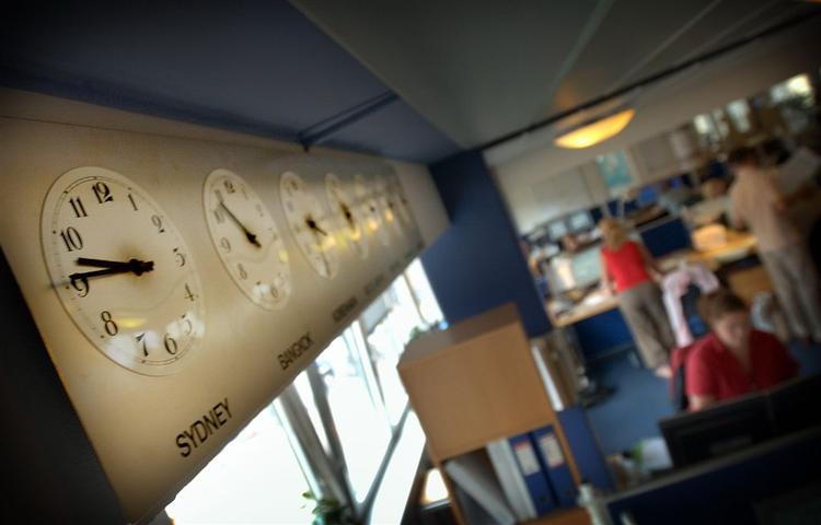 En for tidlig fødsel i Sydøsteuropa, et brækket ben i Alperne og kræft på den sydlige halvkugle. Danskerne skal indstille sig på, at de for fremtiden selv skal betale for hjemtransport eller selv sørge for en privat rejsesygeforsikring. Billedet er fra Euro-Alarm, der tager sig af danskere i udlandet. Det er Europæiske Rejseforsikring, der ejer alarmcentralen. 