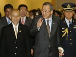 FN's generalsekretær Ban Ki-moon (i midten) ledsaget af den thailandske vicepremierminister. Generalsekretæren er på et tredages officielt besøg i Thailand. 