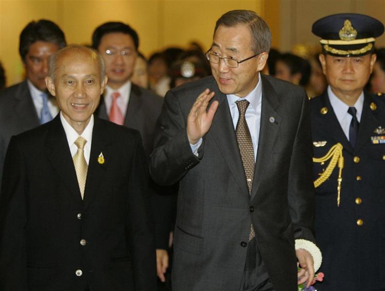 FN's generalsekretær Ban Ki-moon (i midten) ledsaget af den thailandske vicepremierminister. Generalsekretæren er på et tredages officielt besøg i Thailand. 