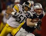 New England Patriots'  Wes Welker (83) forfølges af Pittsburgh Steelers' James Farrior (51). 