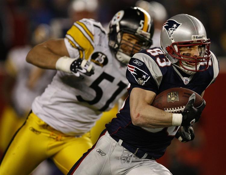 New England Patriots'  Wes Welker (83) forfølges af Pittsburgh Steelers' James Farrior (51). 