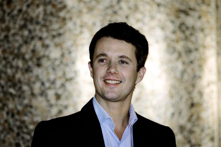 Kronprins Frederik har altid vist sin store interesse for idræt. Nu køres han på plads til toppost i IOC. 