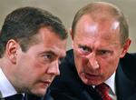 Medvedev (tv.) er Putins foretrukne kandidat til præsidentposten i Rusland. 