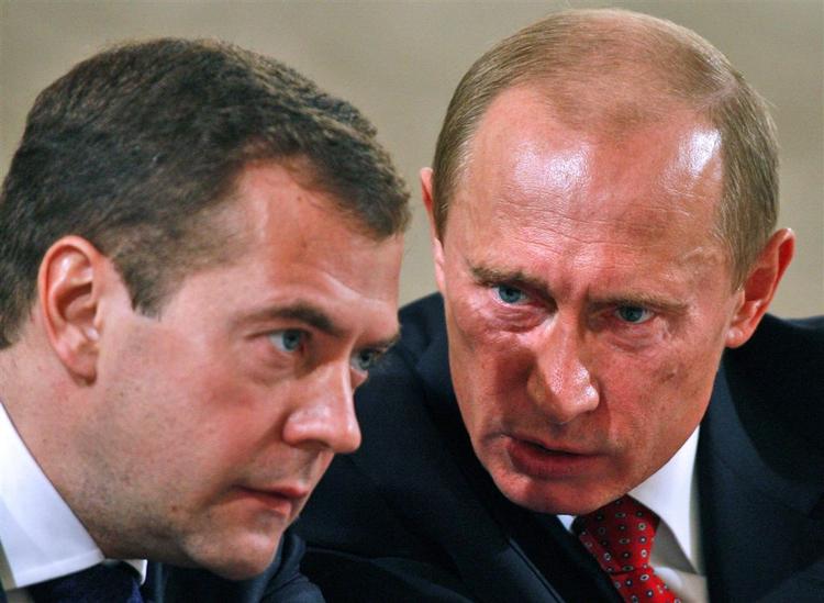 Medvedev (tv.) er Putins foretrukne kandidat til præsidentposten i Rusland. 