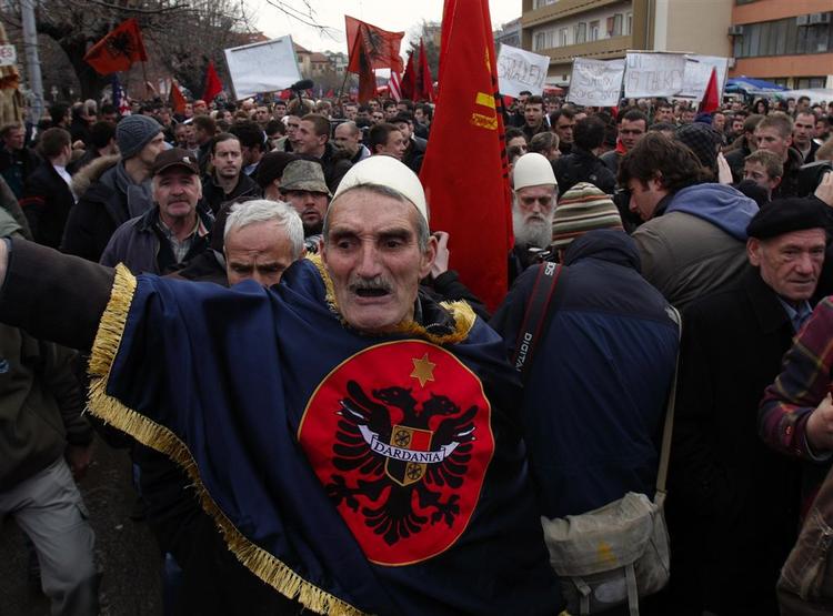 Europa, vis sammenhold, stod der på demonstranternes skilte på torvet i Pristina. 
