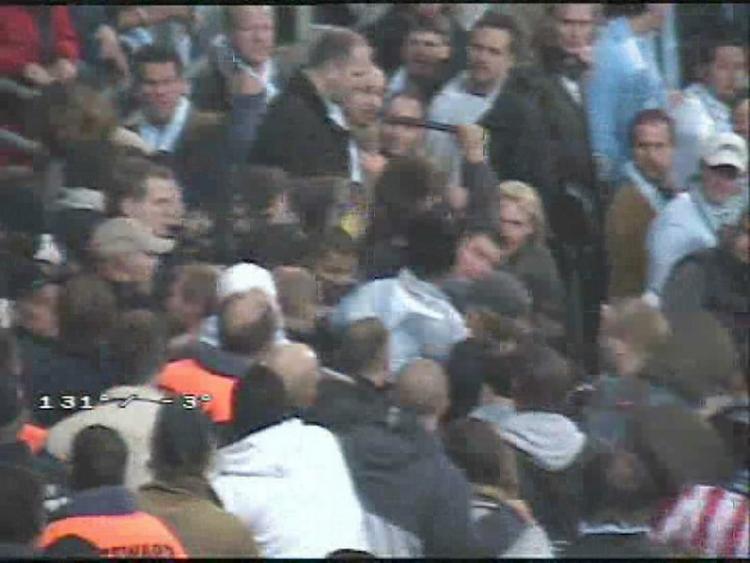 Parken 28. april 2005. Dansk politi i civil støder sammen med svenske fodboldtilhængere. 