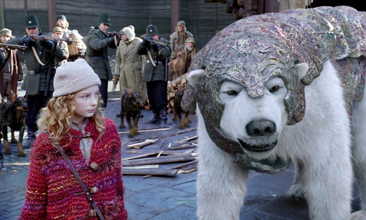 Hovedpersonen Lyra Belacqua spilles blændende af Dakota Blue Richards. Her ses hun i selskab med en panserbjørn. 