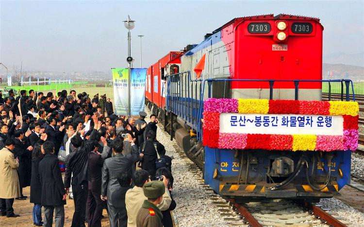 Toget er her netop ankommet til den nordkoreanske station i Kaesong. 