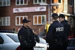 Betjente foran Hells Angels'  tilholdssted på Svanevej på Nørrebro. 