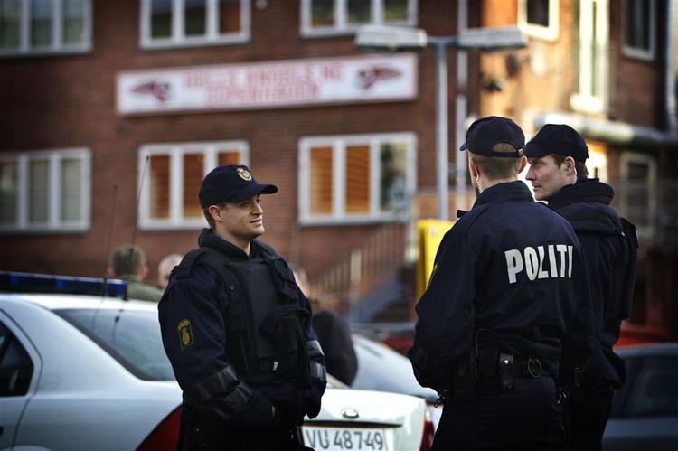 Betjente foran Hells Angels'  tilholdssted på Svanevej på Nørrebro. 